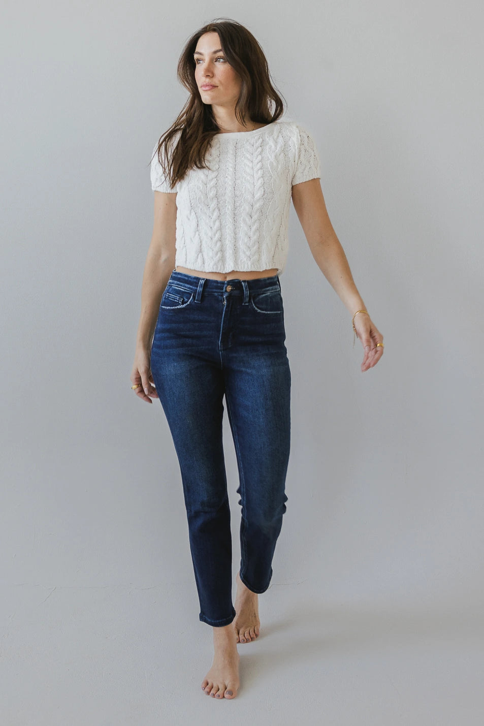 Two front pockets straight legs in dark blue 