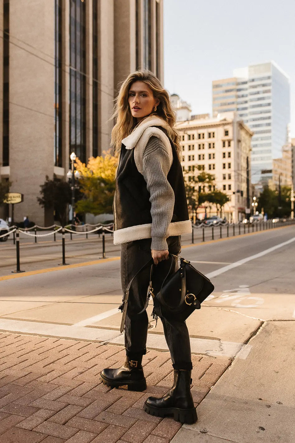 Faux leather vest in black 