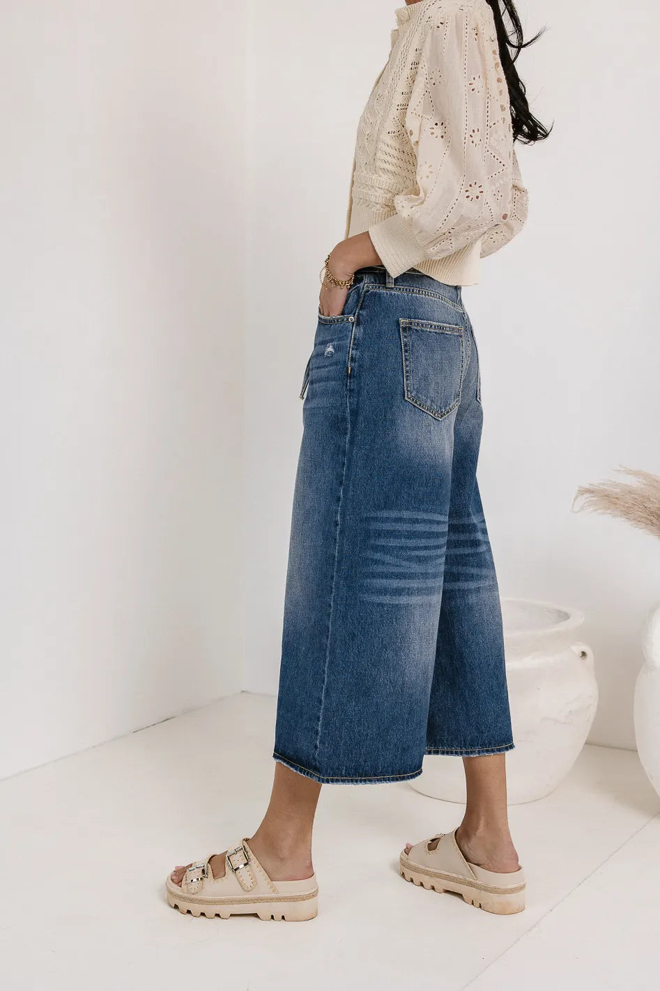 Two back pockets culottes in medium wash 