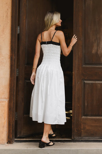 Two adjustable shoulder straps dress in white 