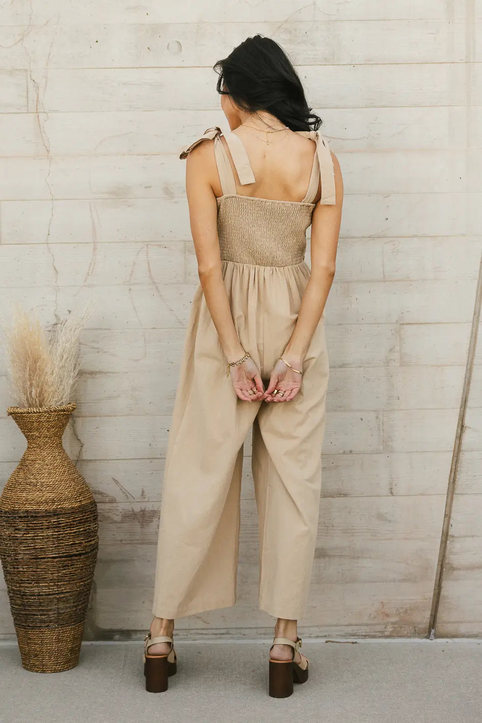 Two adjustable shoulder straps in latte 