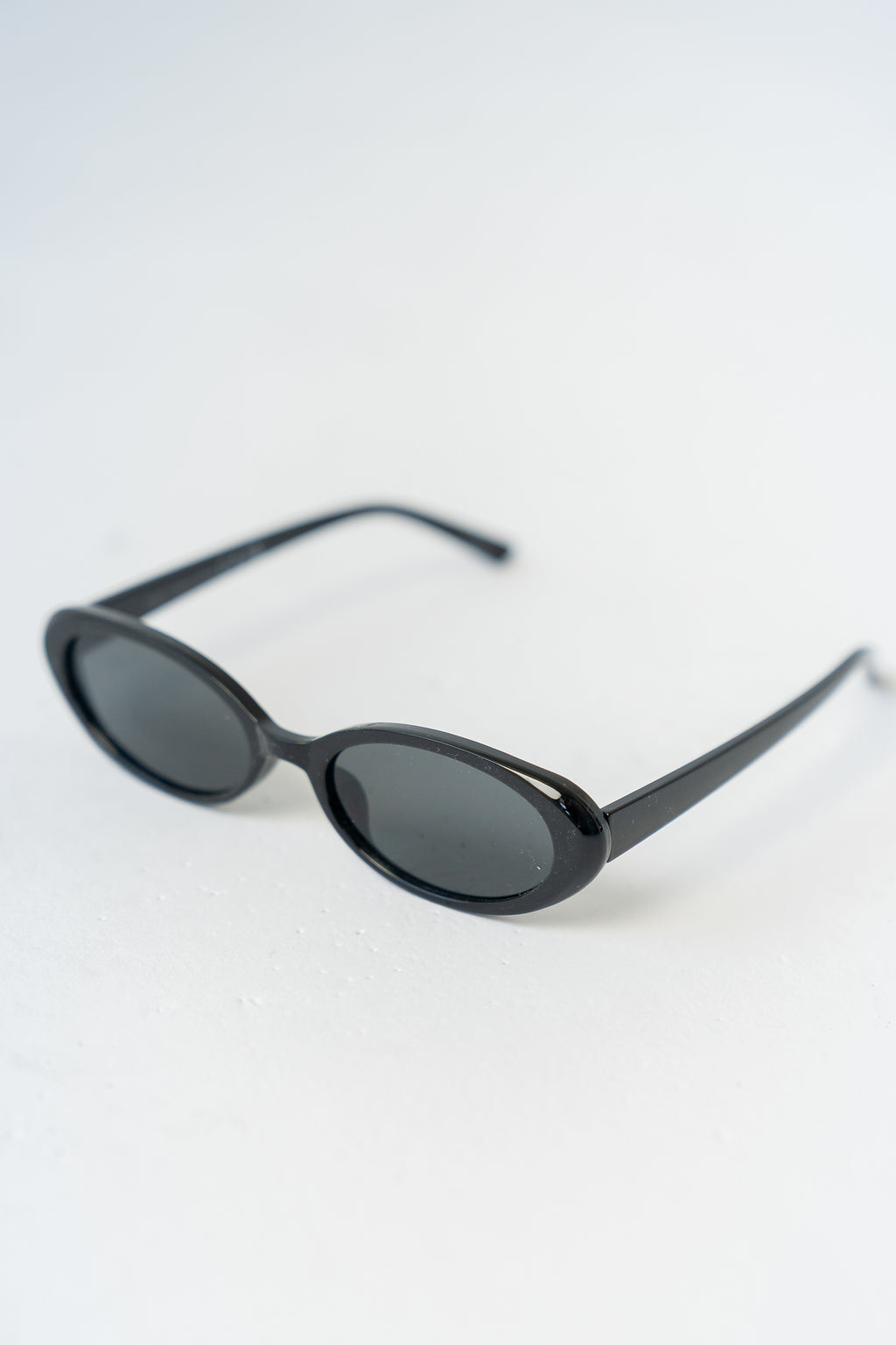 Mia Oval Sunglasses in Black