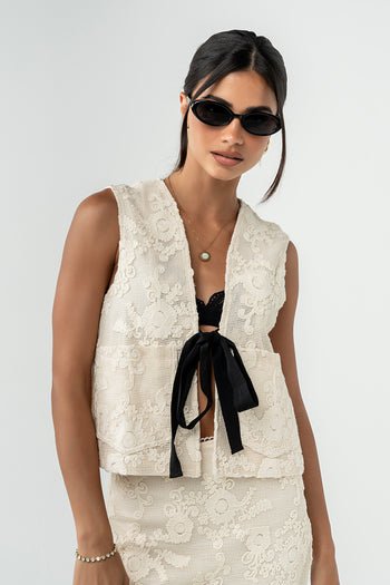 Mia Oval Sunglasses in Black