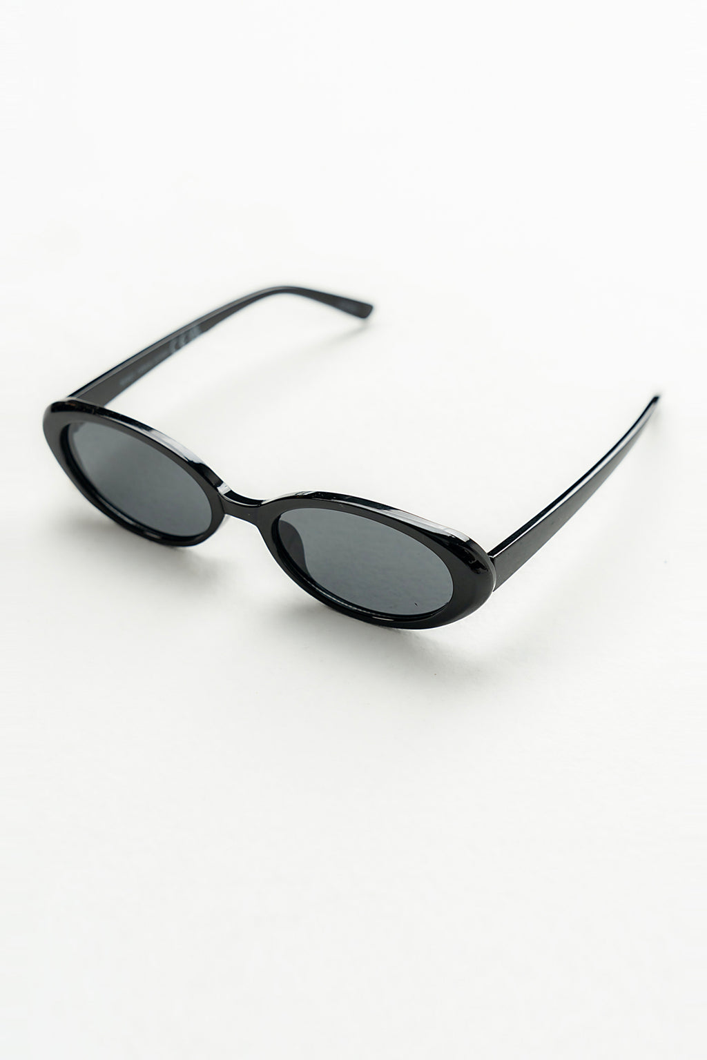 Mia Oval Sunglasses in Black