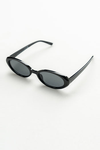 Mia Oval Sunglasses in Black