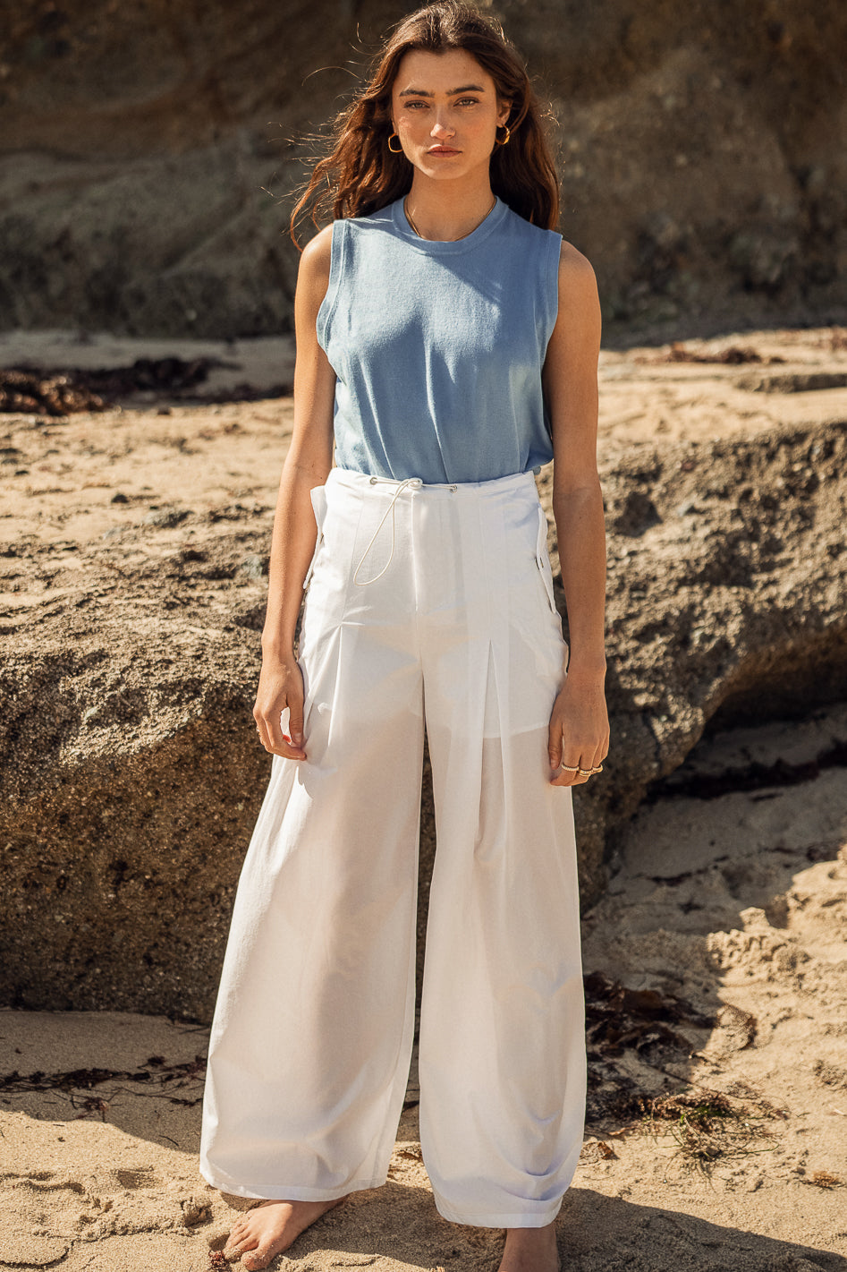 Two front pockets nylon pants in white 